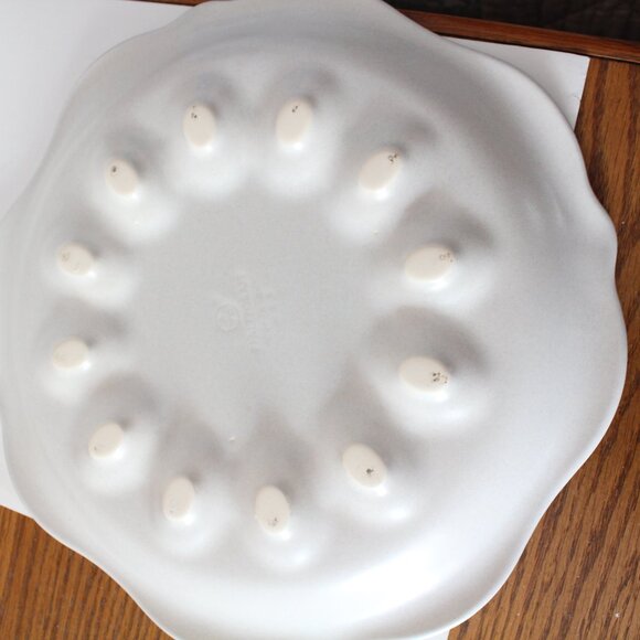 Pfaltzgraff YORKTOWNE Deviled Egg Plate 12" - Picture 3 of 3